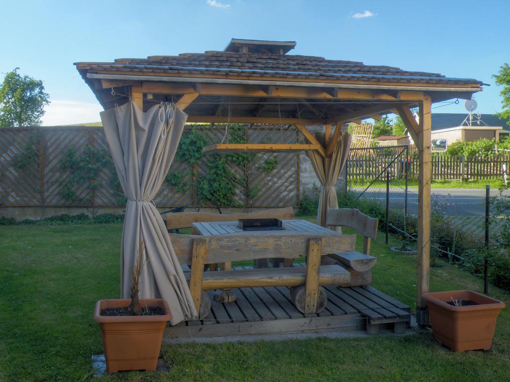 Ferienwohnung Am Lindenbaum Зебниц Стая снимка